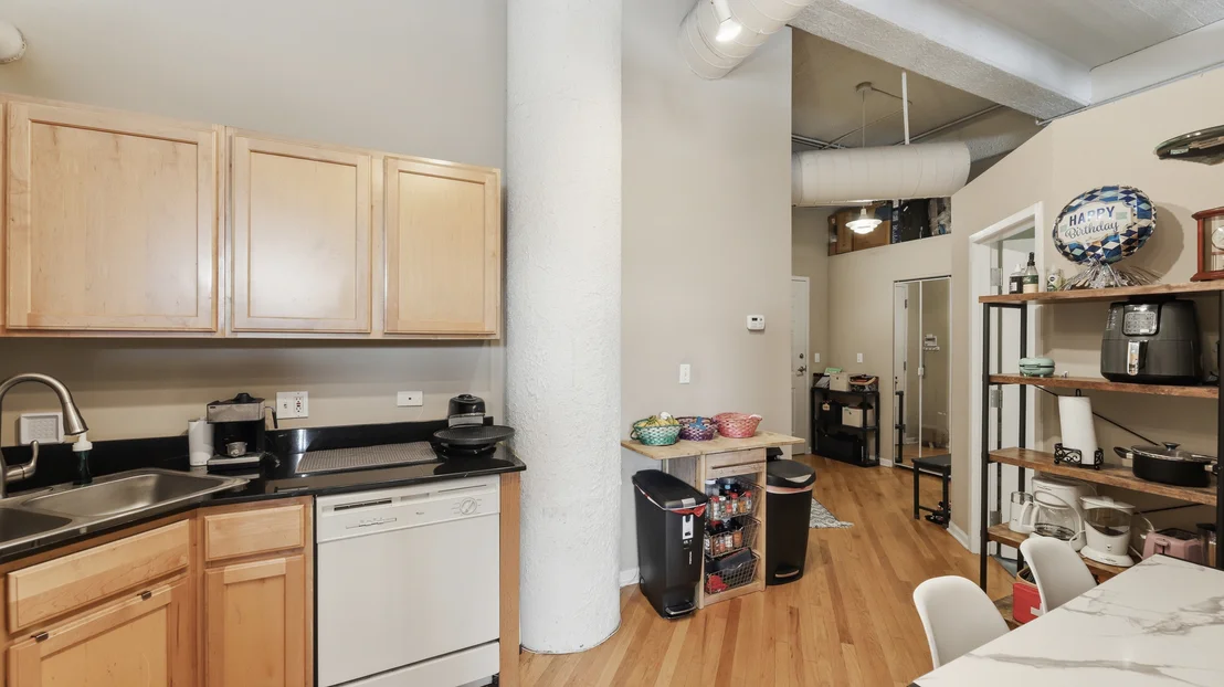 Photo of Unit 2J at 1019 W Jackson Boulevard