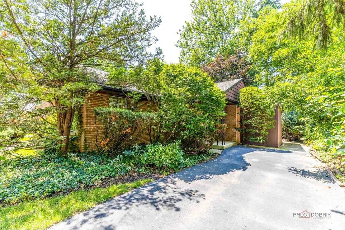 Photo of 9320 Forestview Road