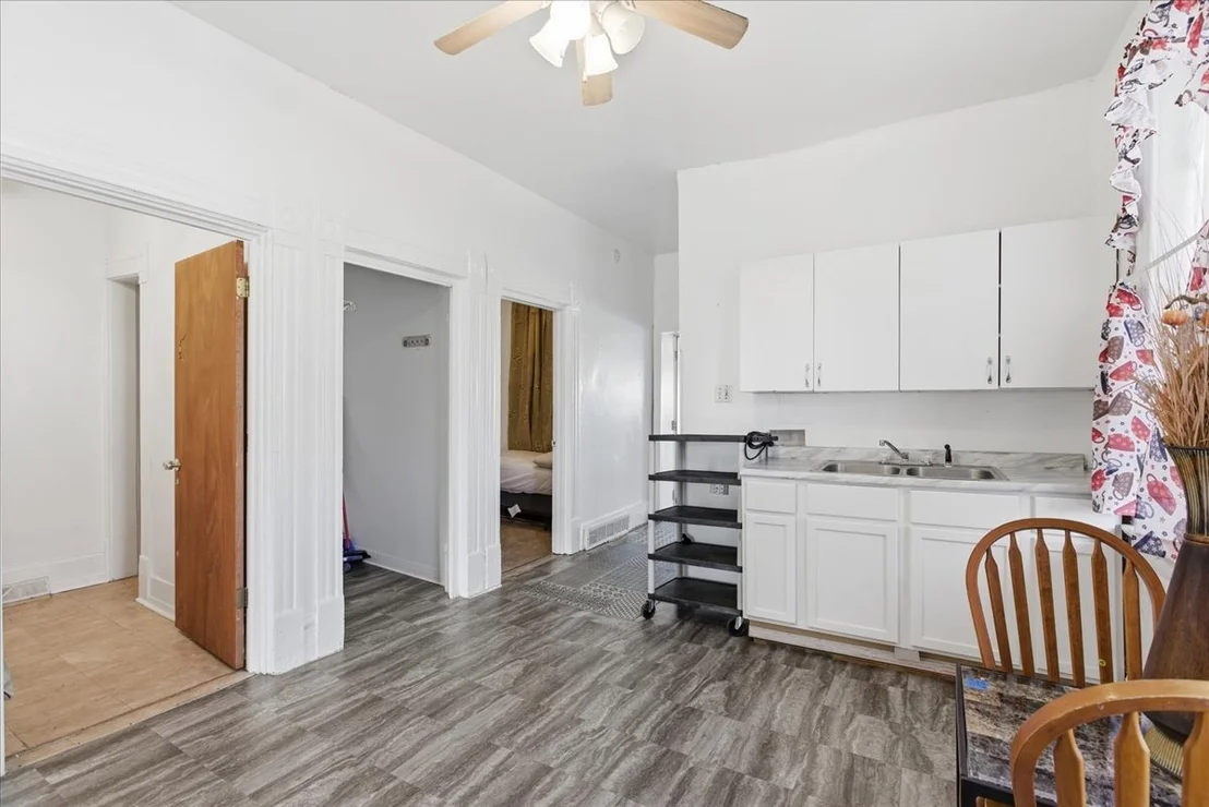 Photo of 516 W 45th Place