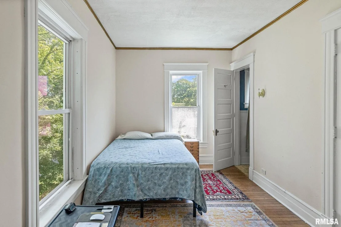 Photo of 404 W BROADWAY Street