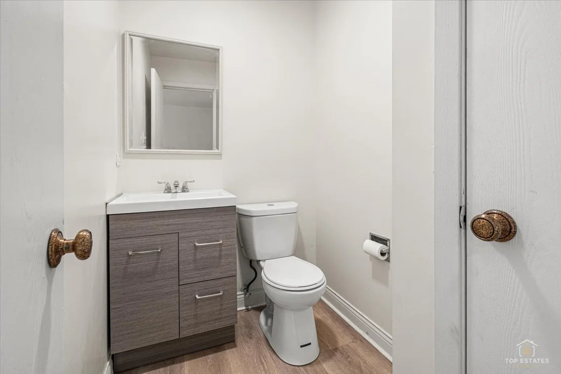 Photo of 611 W 25th Place