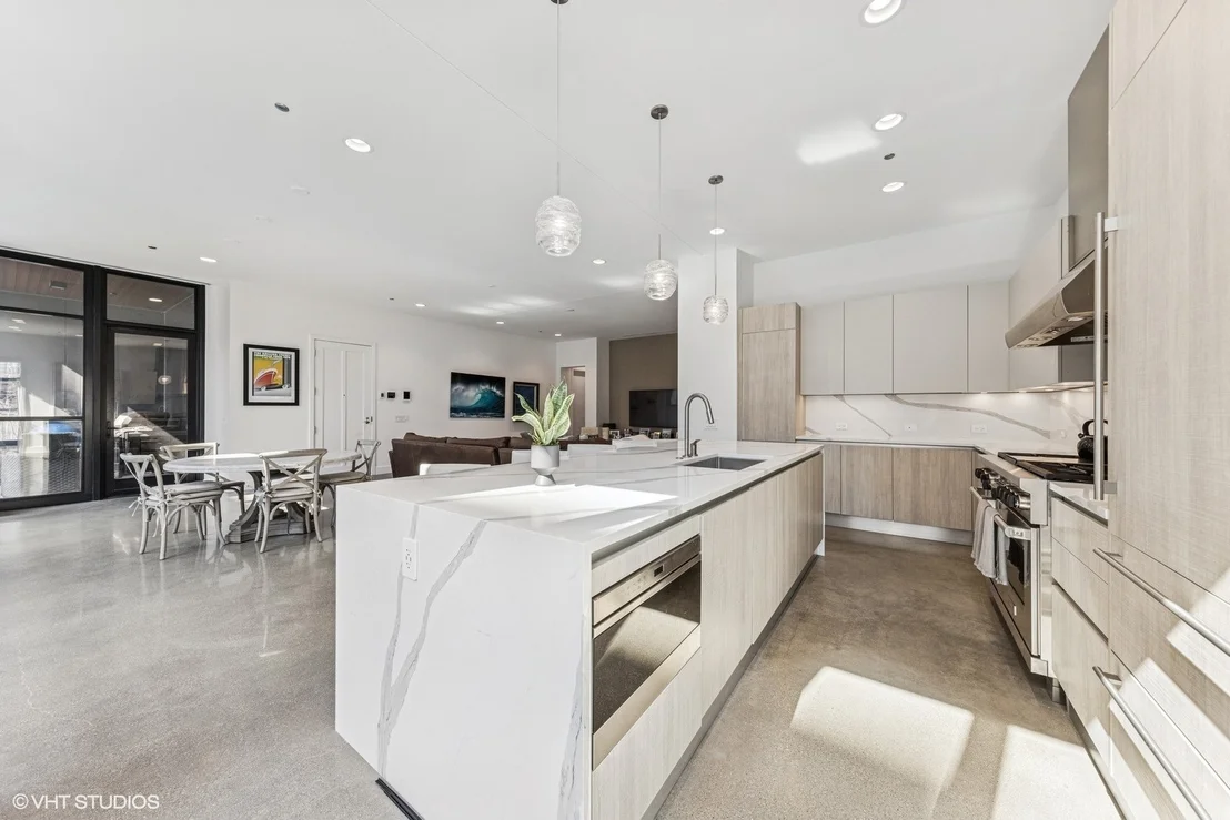 Photo of Unit 202 at 900 W Washington Boulevard