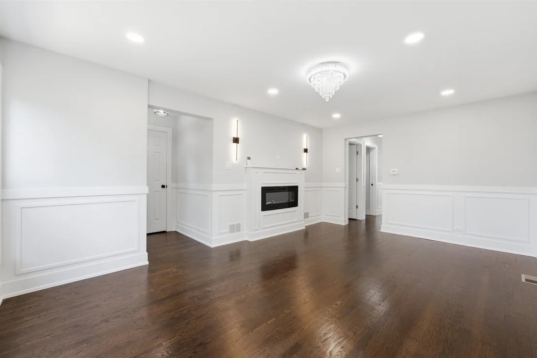 Photo of 657 E 100th Place