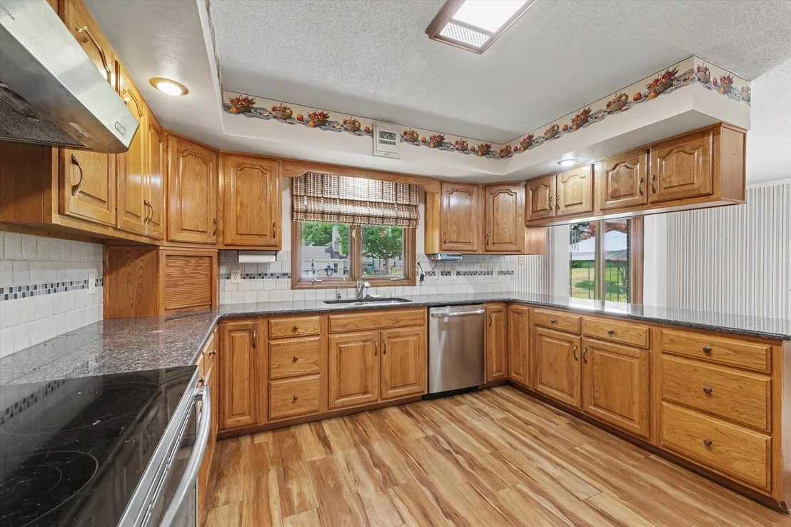 Photo of 906 Crestview Drive