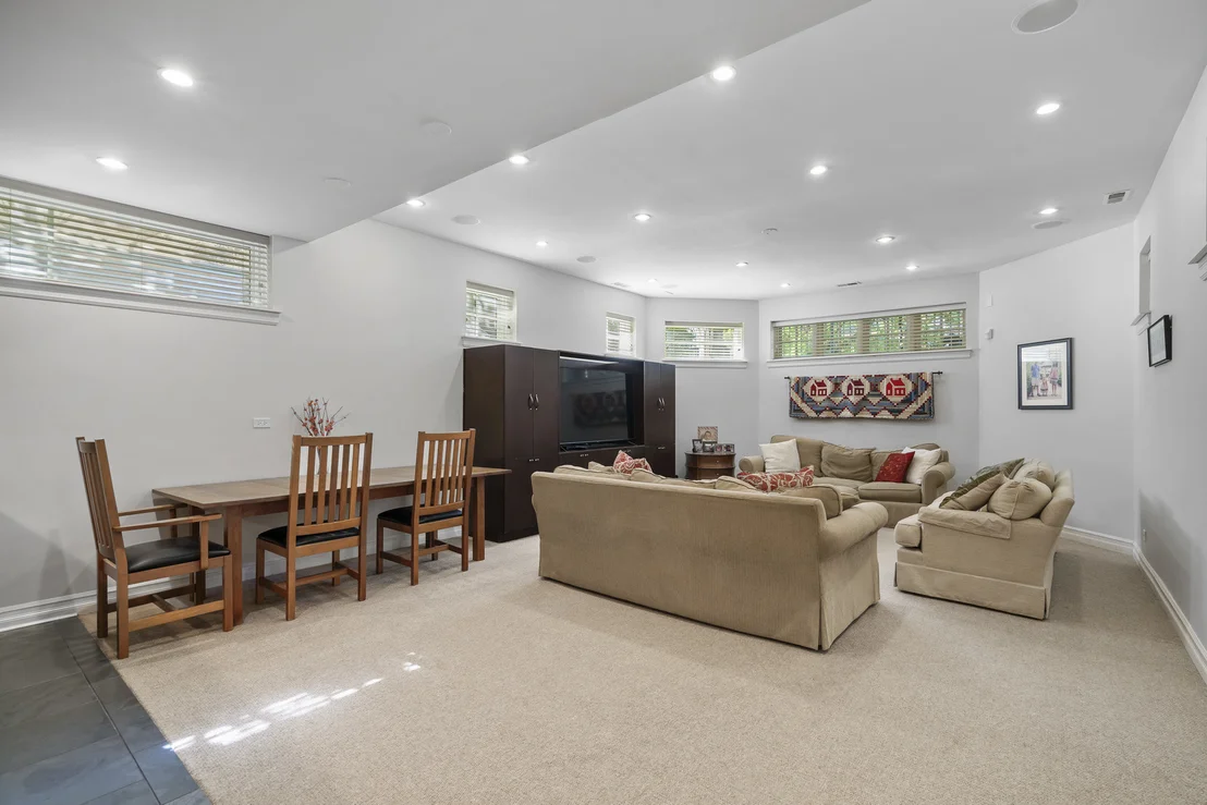 Photo of 1331 W Wolfram Street