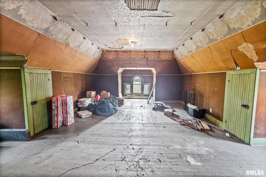 Photo of 404 W BROADWAY Street
