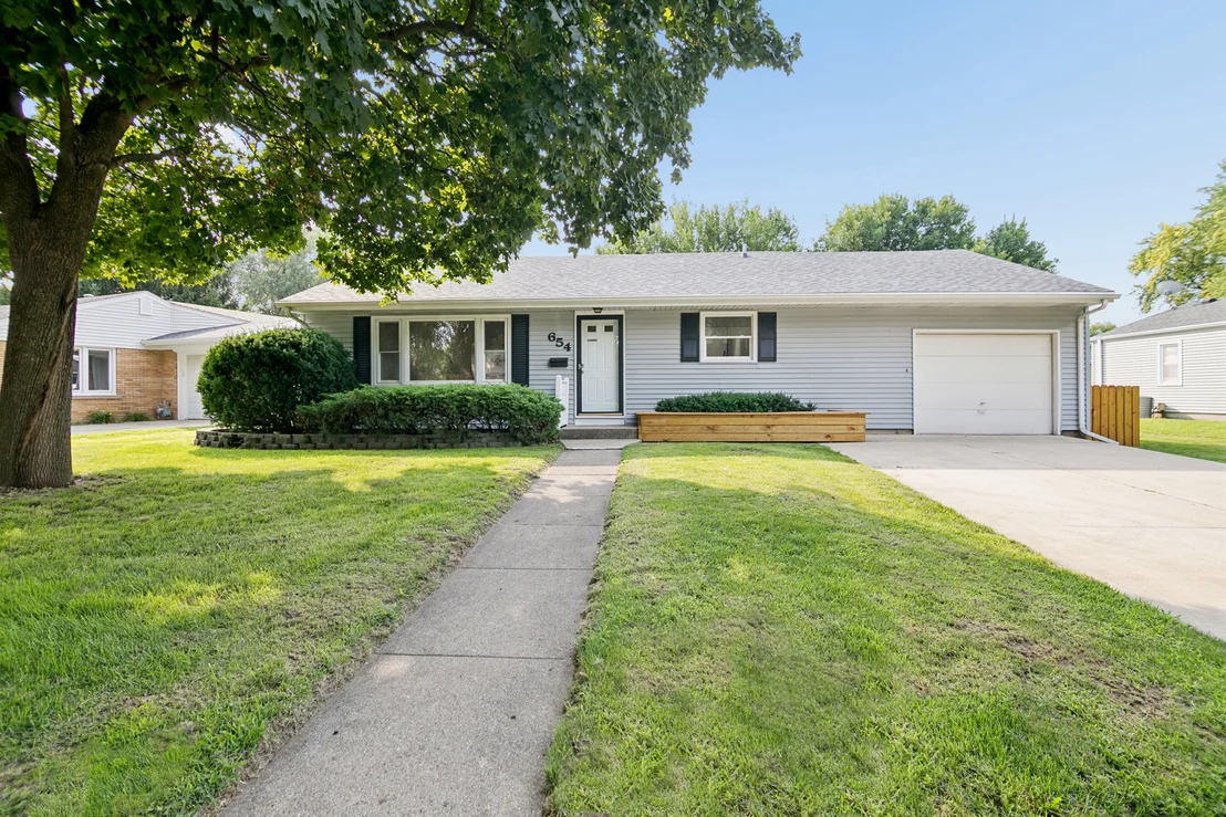 Photo of 654 W River Street