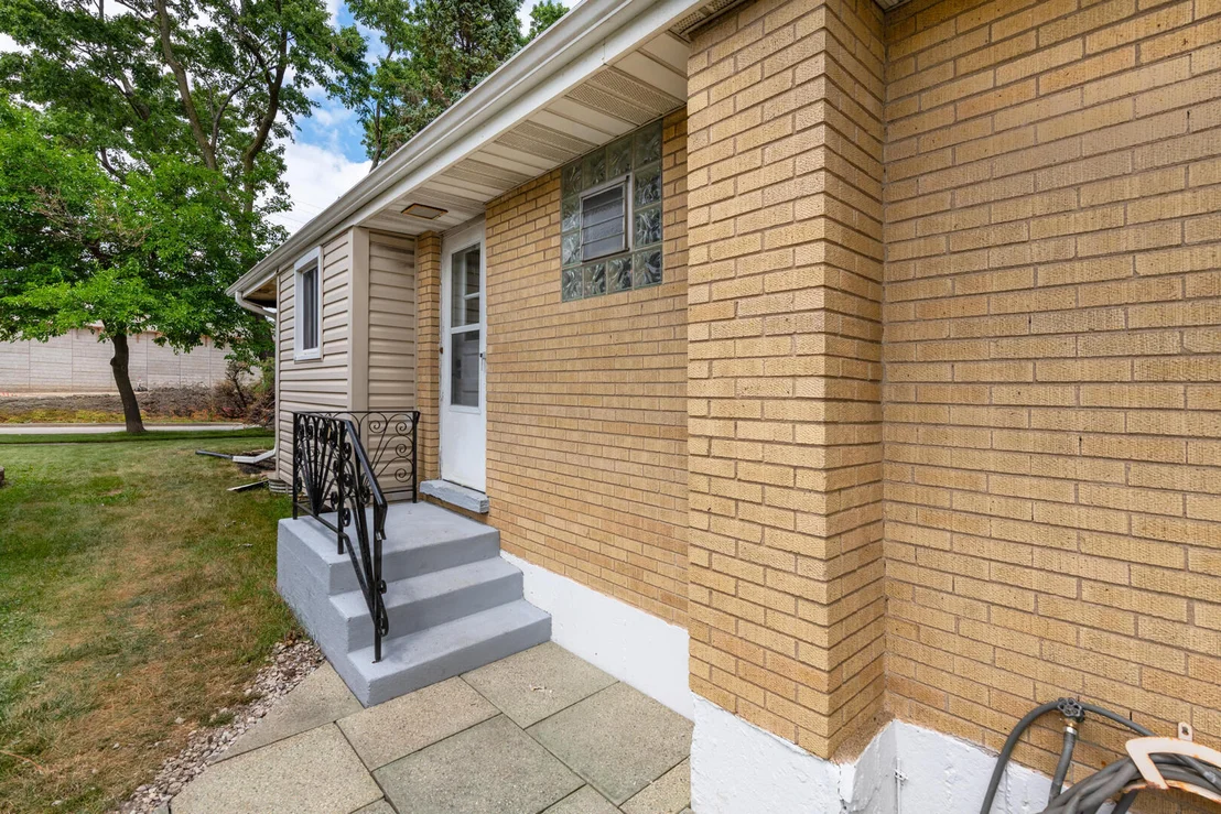 Photo of 1015 W Victoria Avenue
