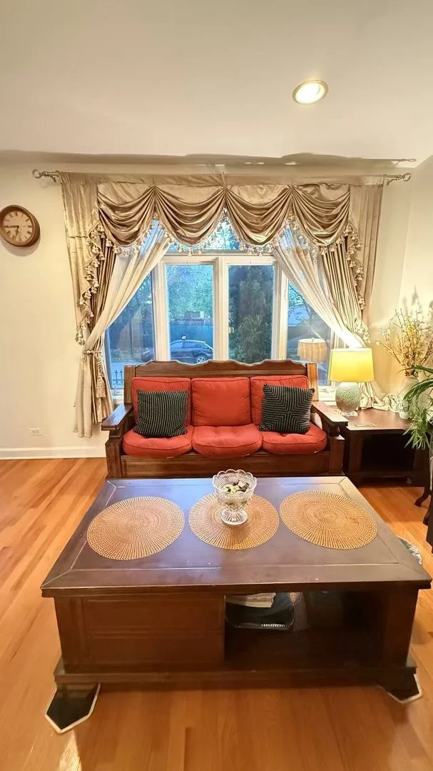 Photo of 422 W 42nd Place