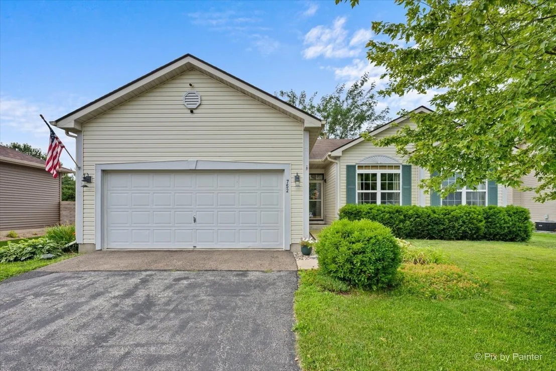 Photo of 752 Prairie Pond Circle