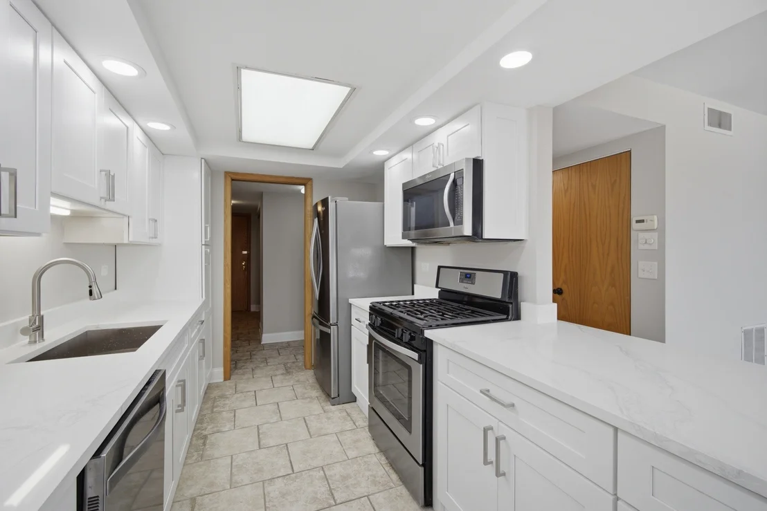 Photo of Unit 708 at 700 Graceland Avenue