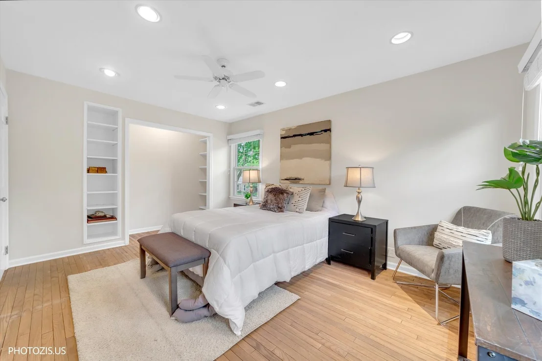 Photo of 2440 The Strand