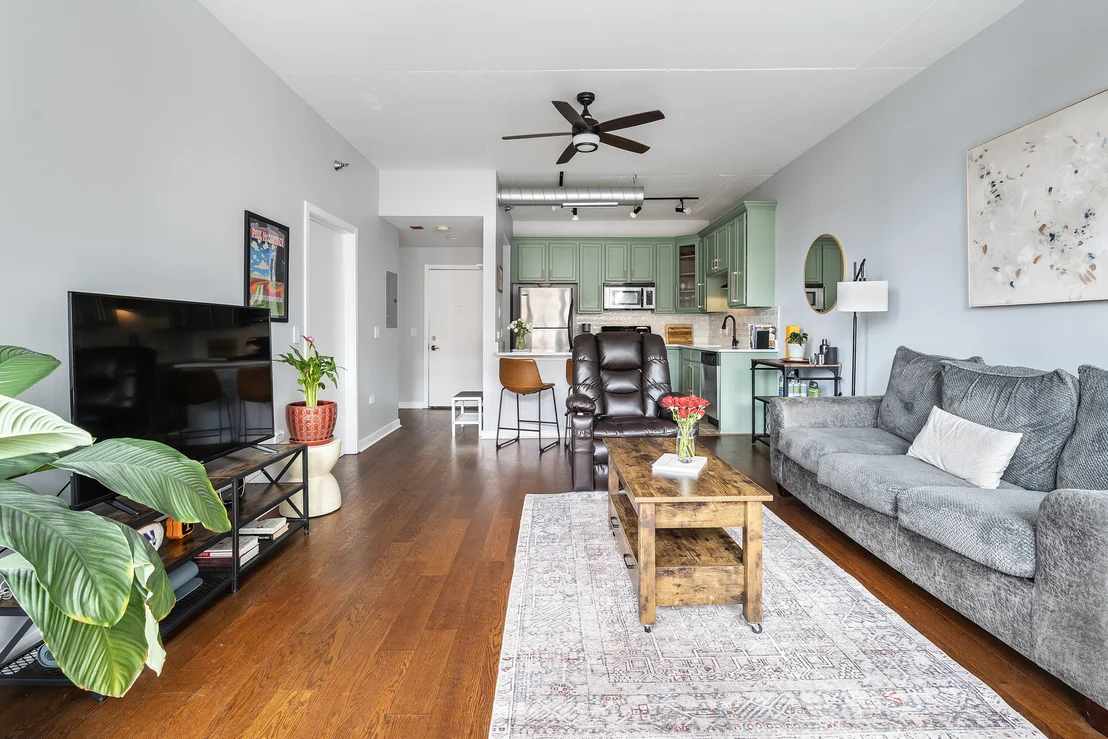 Photo of Unit 701 at 909 W Washington Boulevard