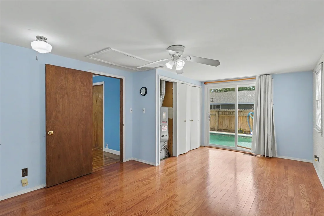 Photo of 305 S 1st Street