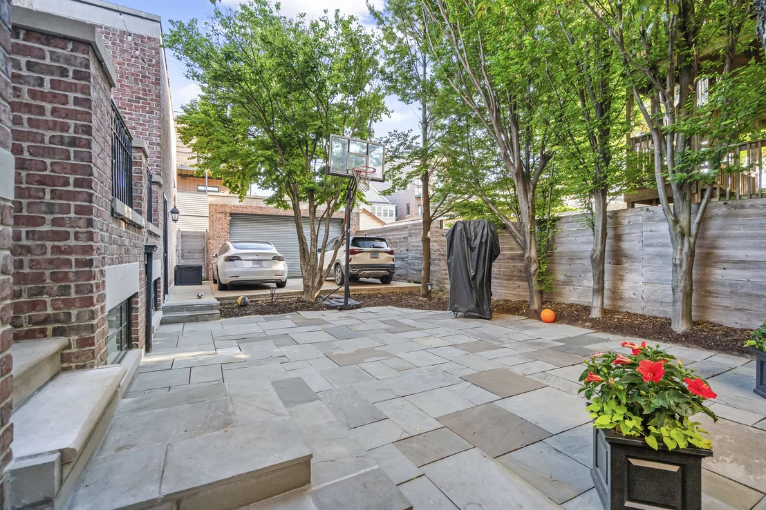 Photo of 1331 W Wolfram Street