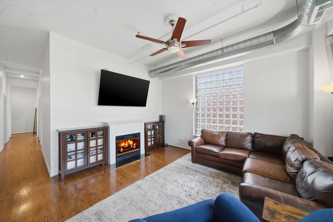 Photo of Unit 401 at 950 W Monroe Street