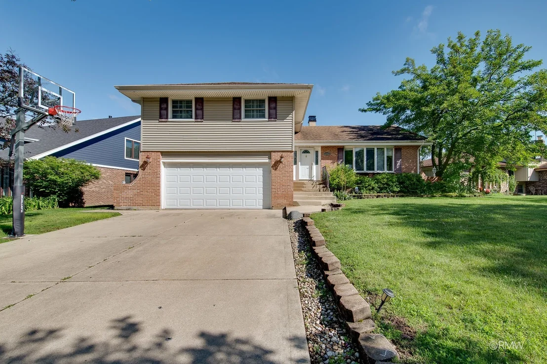Photo of 1233 N Hickory Trail