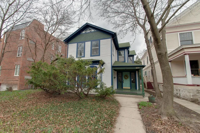 Photo of 1422 HINMAN Avenue
