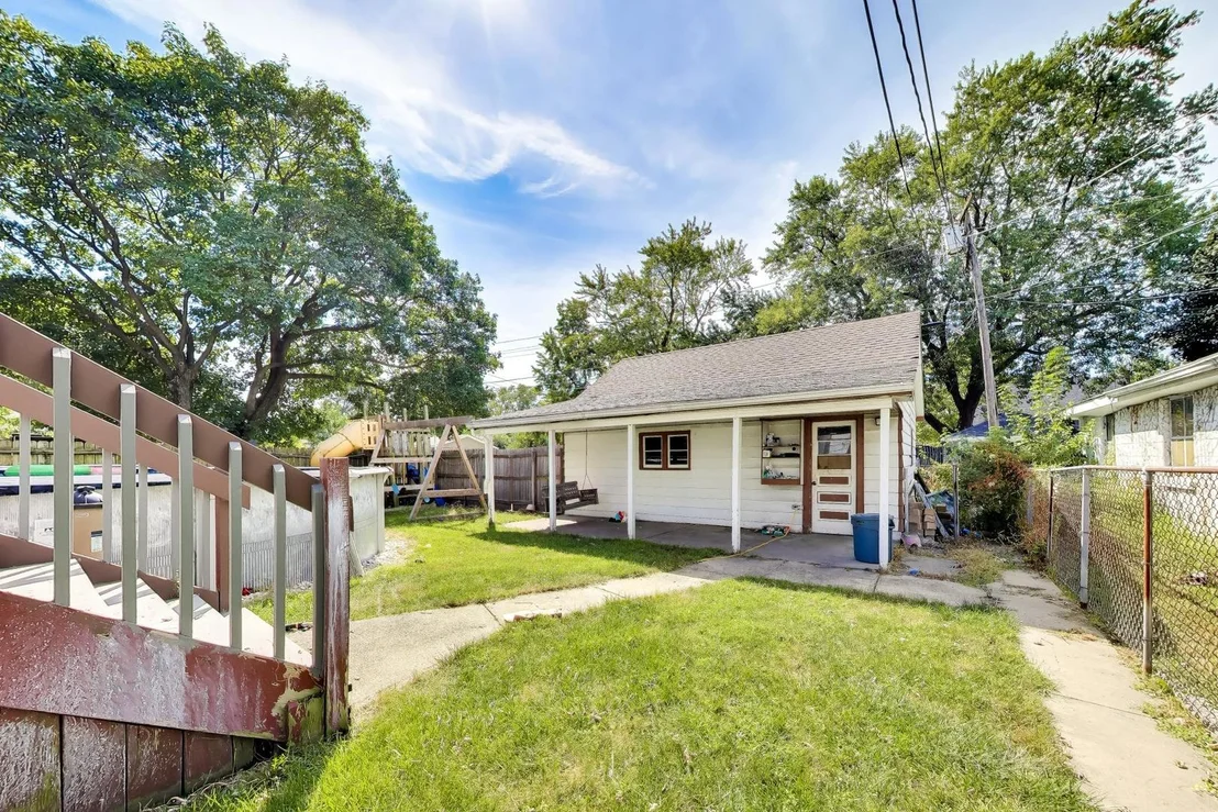 Photo of 17558 Community Street
