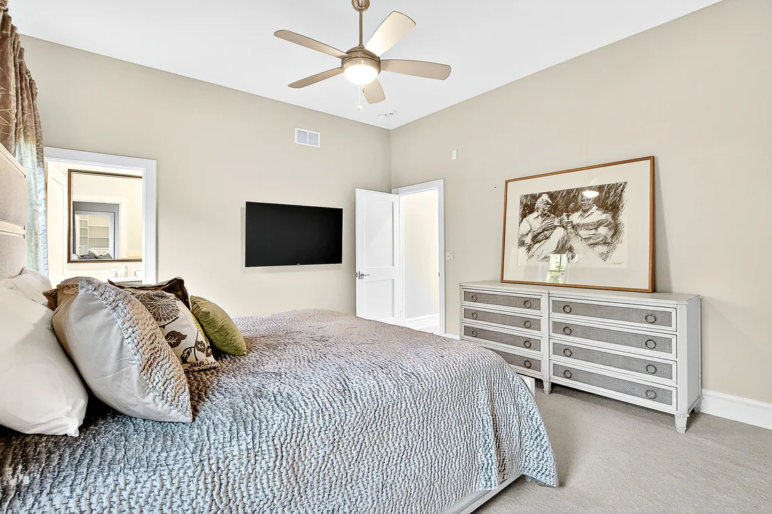 Photo of 827 Edgewater Parkway
