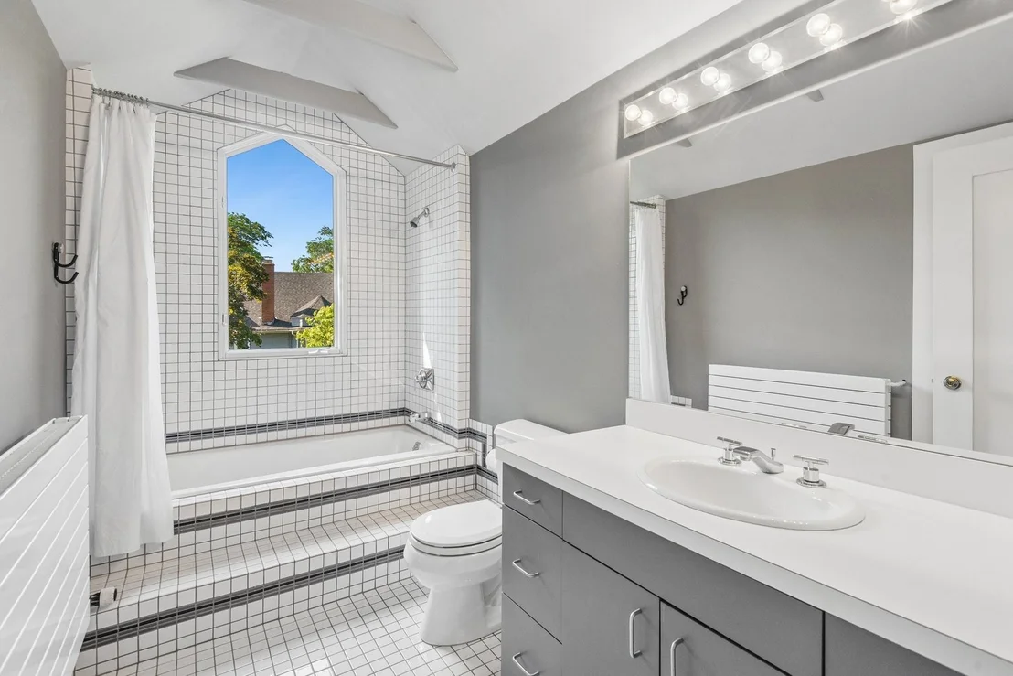 Photo of 770 Sheridan Road