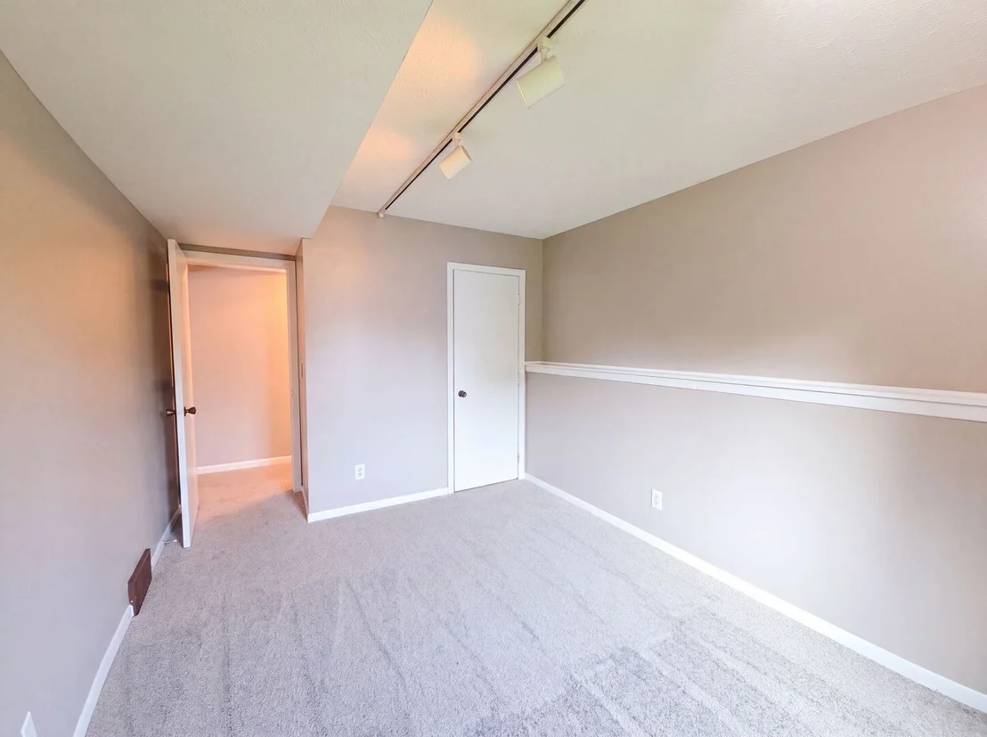 Photo of 1503 Featherstone Road