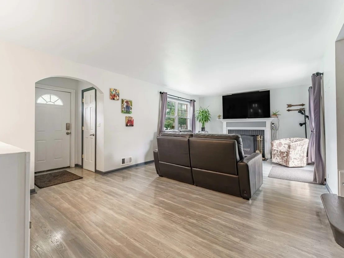 Photo of 301 W Lonnquist Boulevard