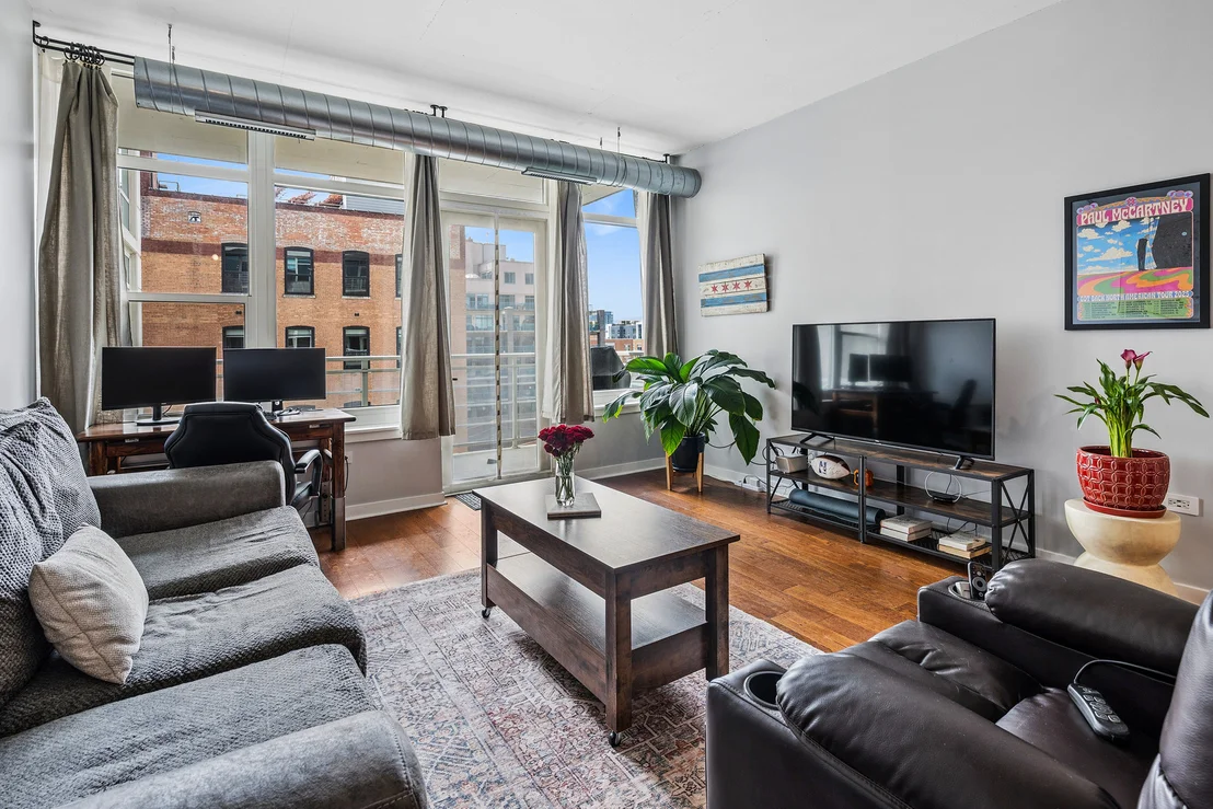 Photo of Unit 701 at 909 W Washington Boulevard