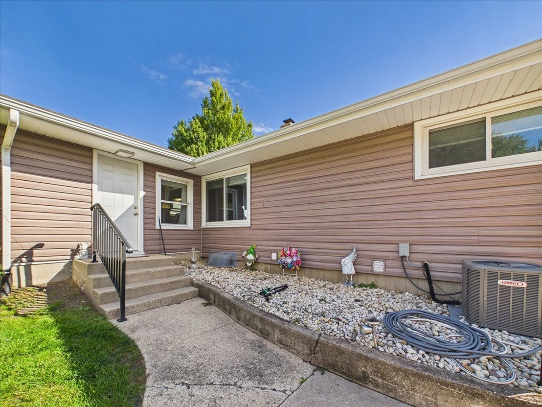 Photo of 220 FAIRVIEW Boulevard
