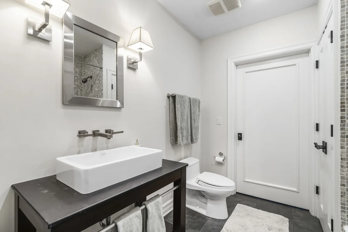 Photo of 1331 W Wolfram Street