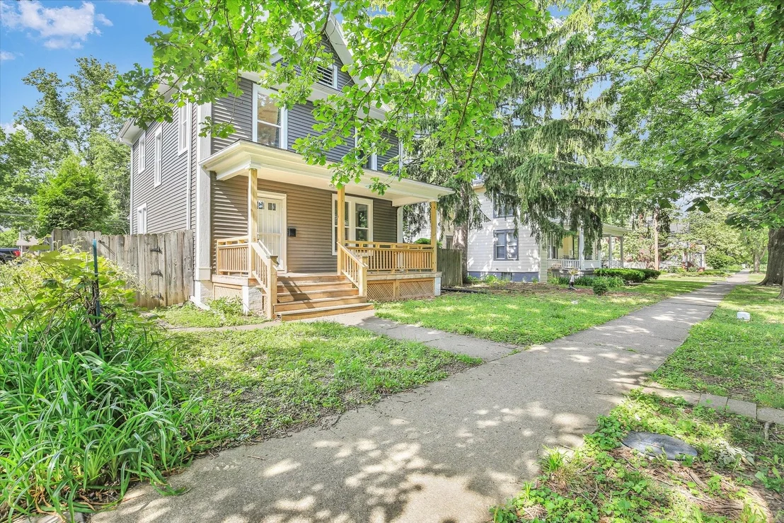 Photo of 604 W Healey Street