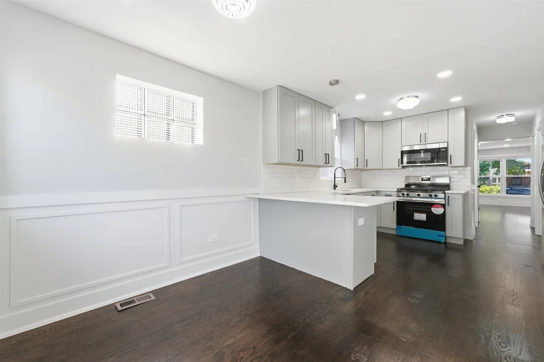 Photo of 657 E 100th Place
