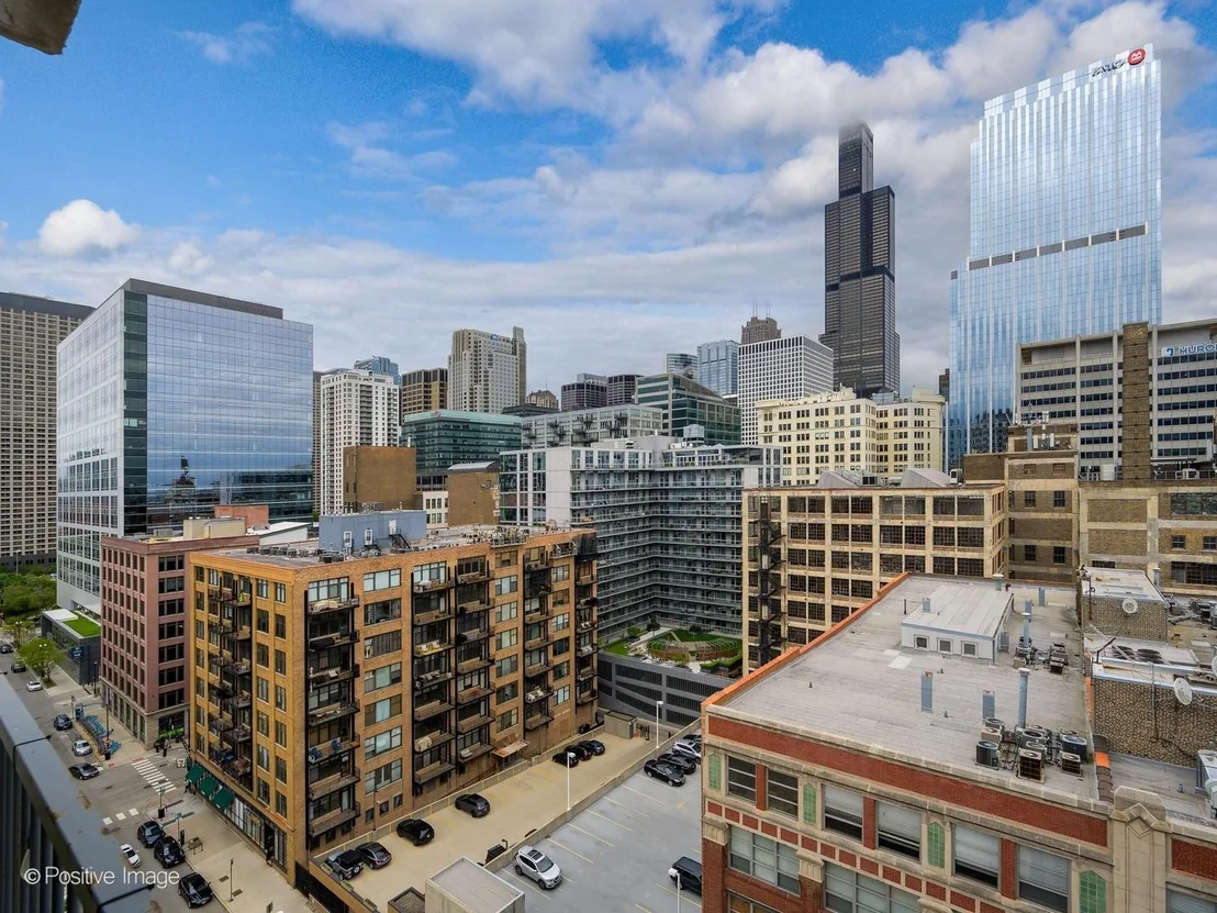 Photo of Unit 1401 at 700 W Van Buren Street