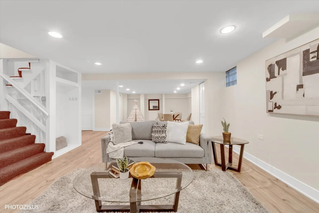 Photo of 2440 The Strand
