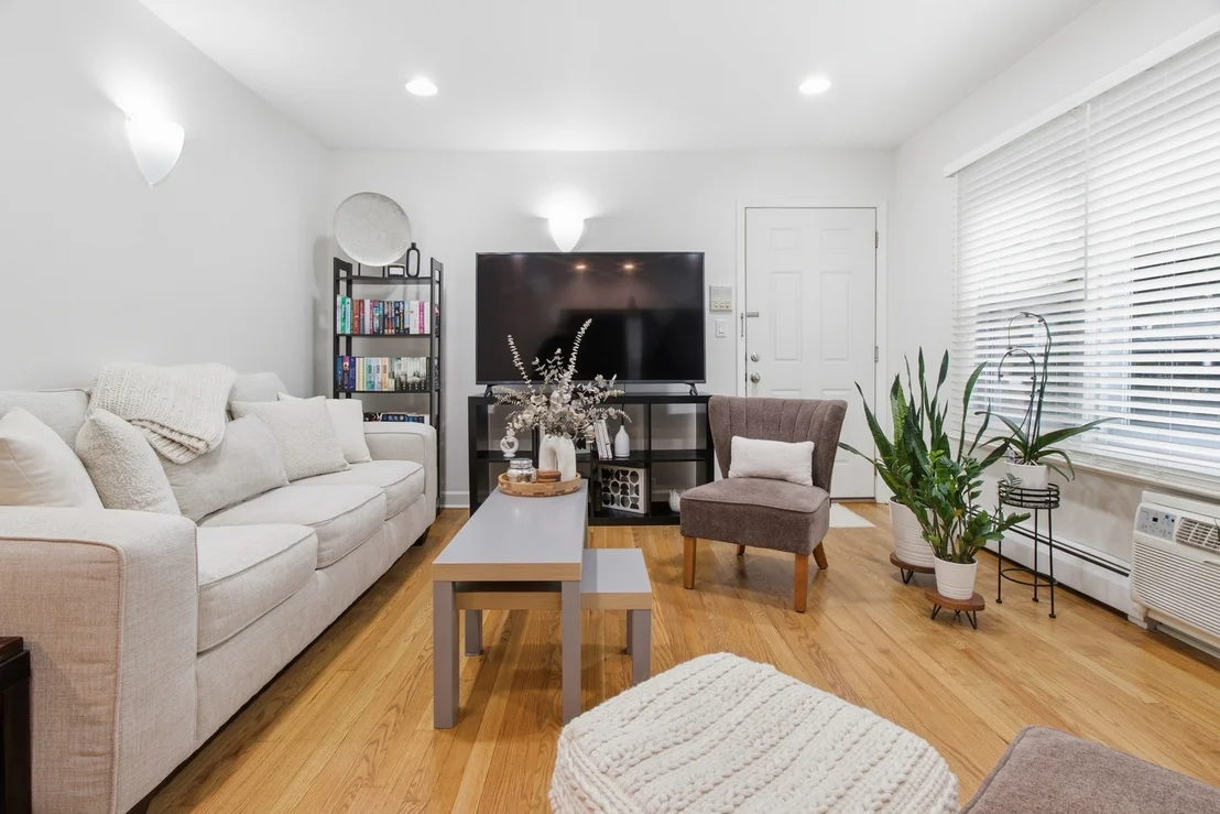 Photo of Unit 1E at 3818 RUBY Street