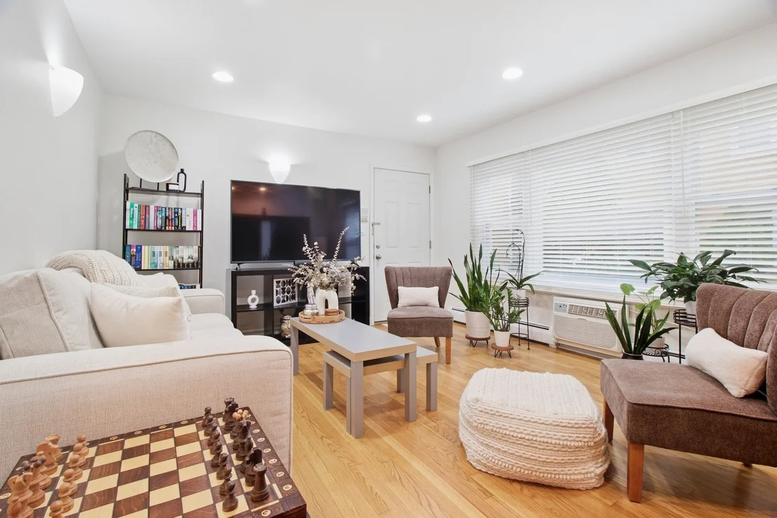 Photo of Unit 1E at 3818 RUBY Street