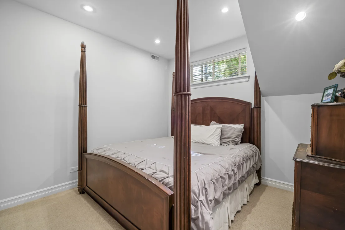 Photo of 1331 W Wolfram Street
