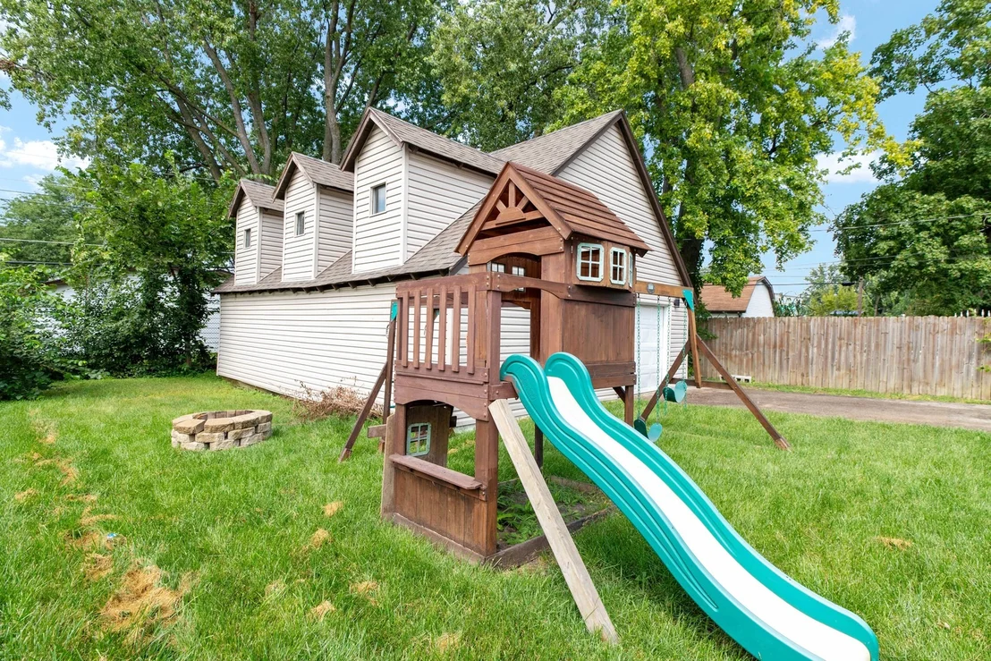 Photo of 136 N MAY Street