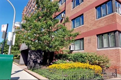 Photo of Unit 607 at 700 W BITTERSWEET Place