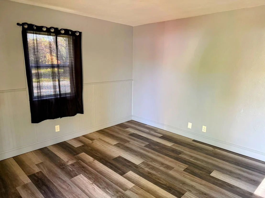 Photo of 1320 Hedge Road