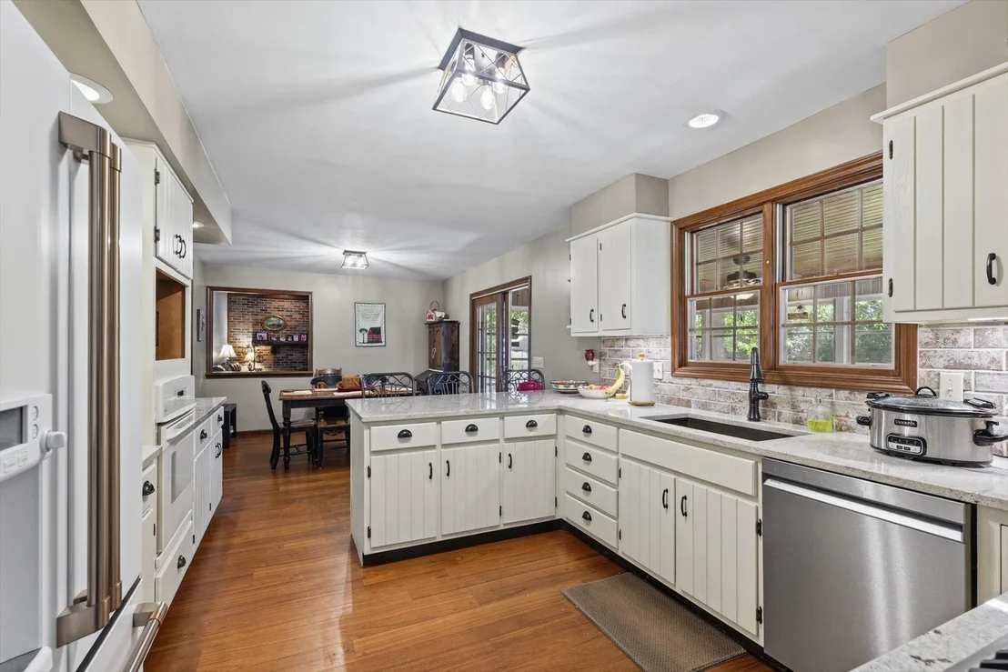 Photo of 703 Surrey Road