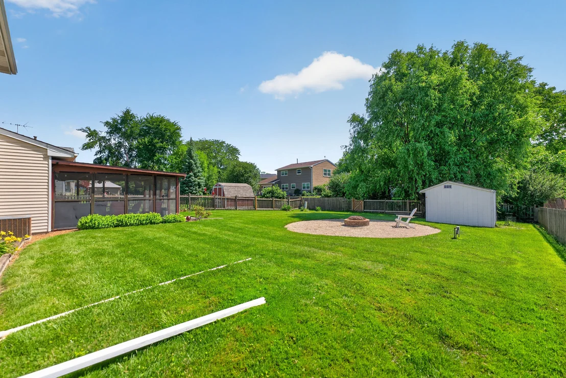 Photo of 975 W Pine Avenue