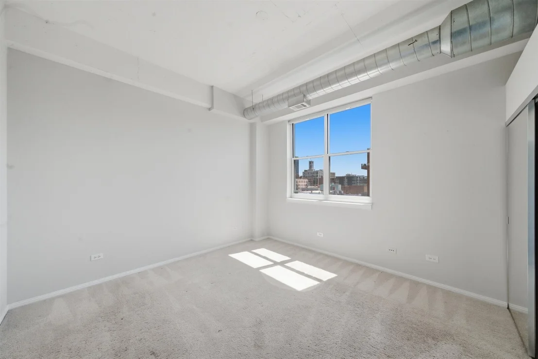 Photo of Unit 710 at 950 W Monroe Street