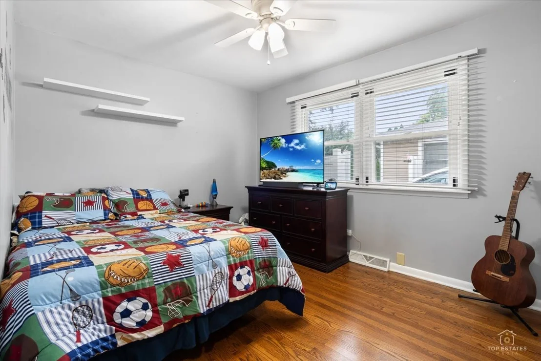 Photo of 1409 W WILLOW Lane