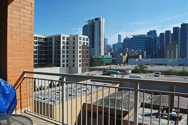 Photo of Unit 604 at 950 W MONROE Street