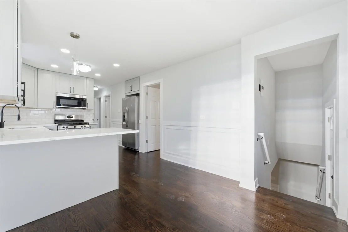 Photo of 657 E 100th Place