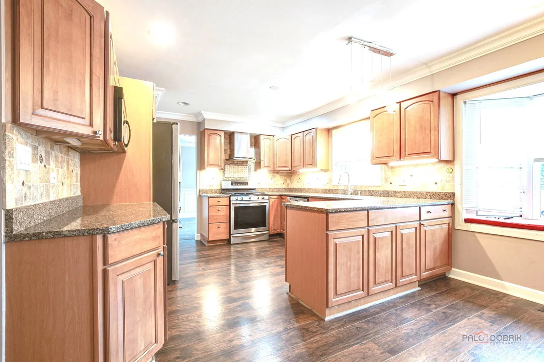 Photo of 562 Applegate Lane