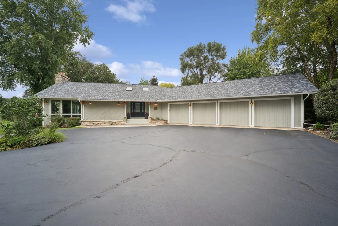Photo of 498 Lakepoint Drive