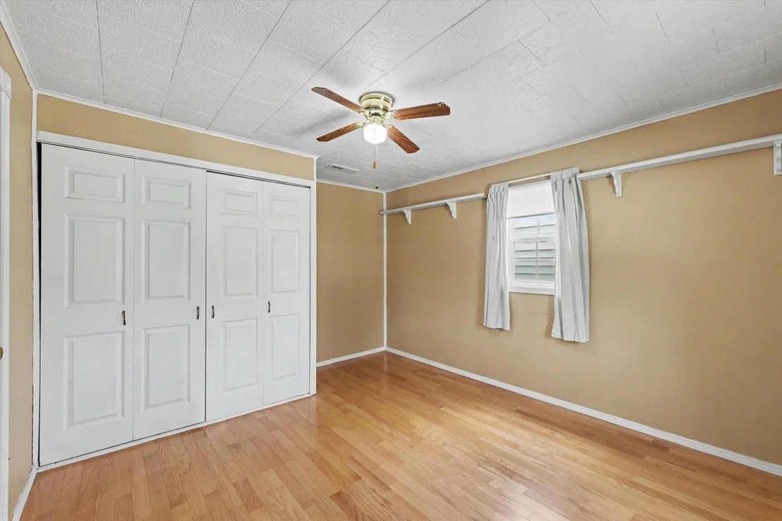Photo of 305 S 1st Street
