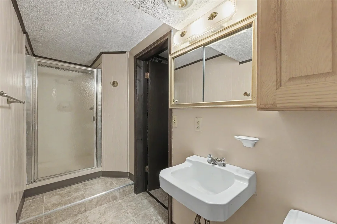 Photo of 906 Crestview Drive